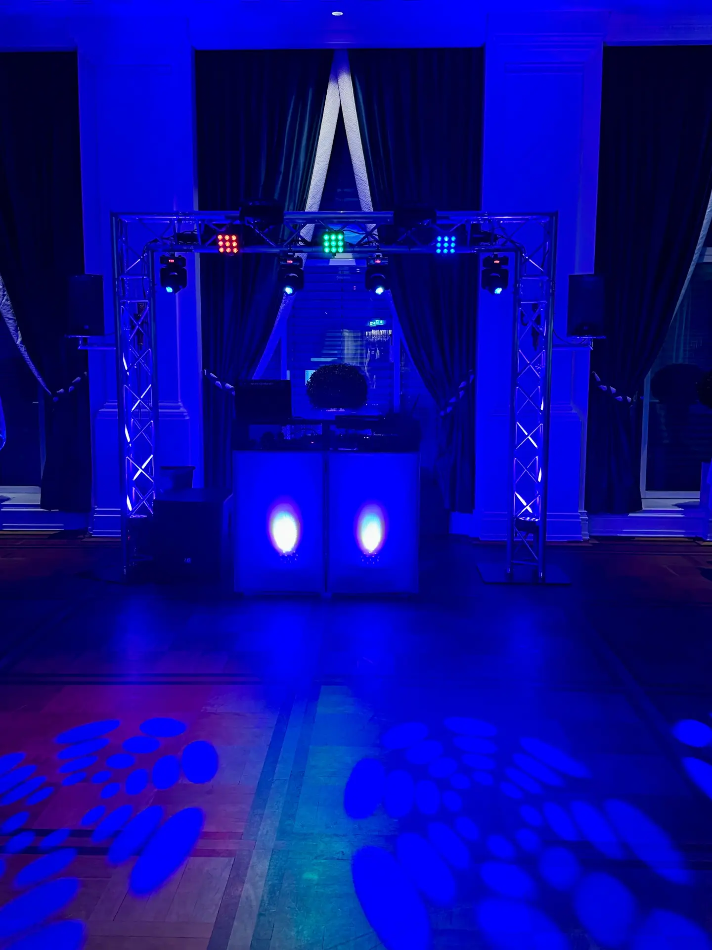 DJ-Aufbau mit Licht- und Tontechnik im Ballsaal