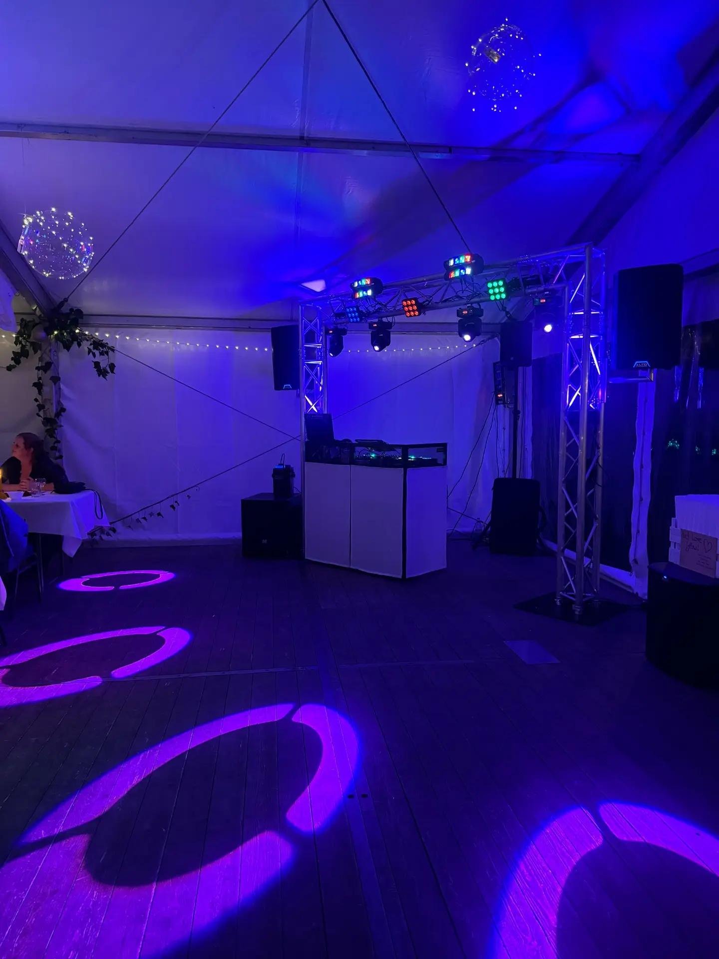 Großer DJ-Technikaufbau mit Traverse in einem Festzelt
